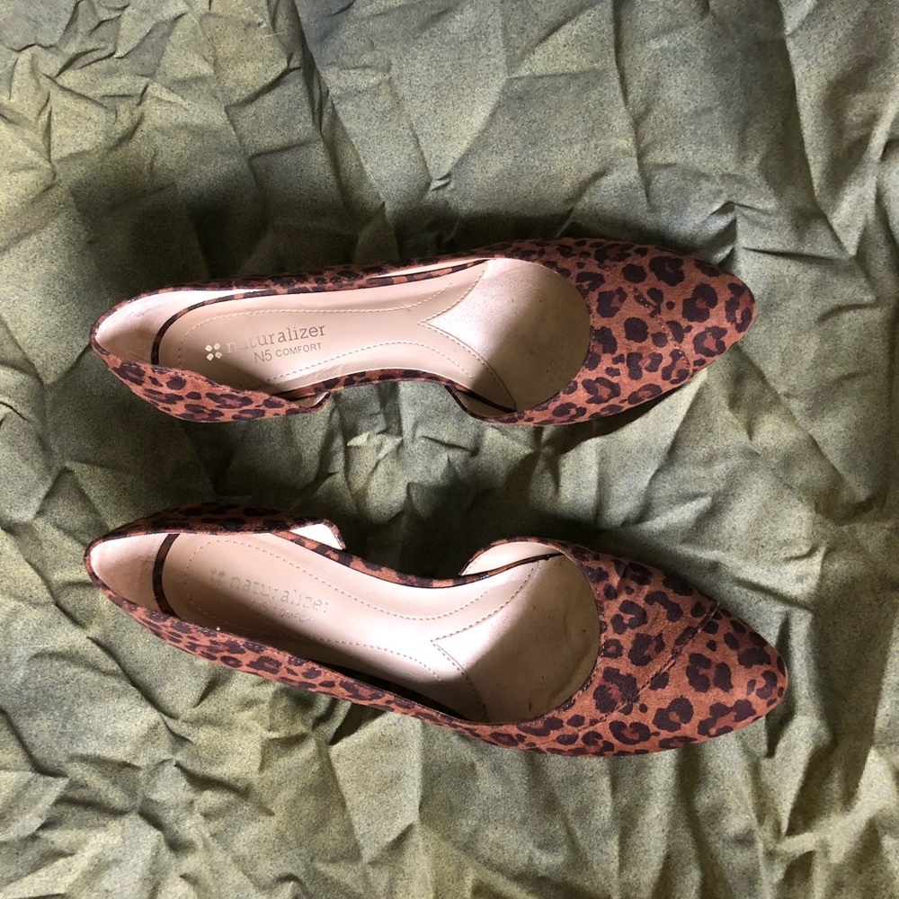 Size 8M kitten heel animal print